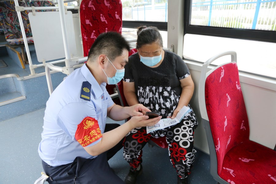 志愿者教老人使用手机查找时博shibo(中国)线路.jpg