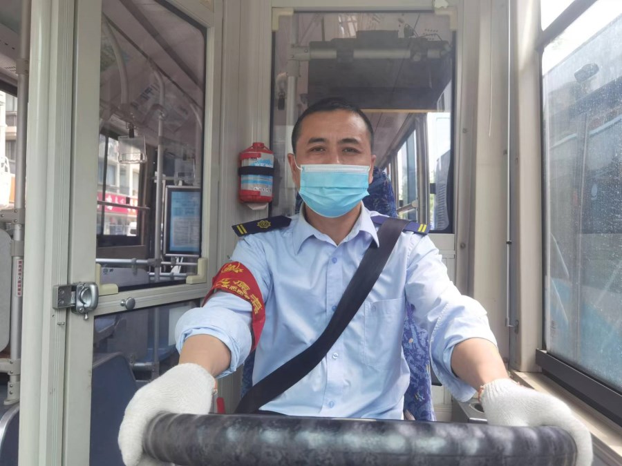 余勇师傅在工作中.jpg 余勇师傅在工作中.jpg