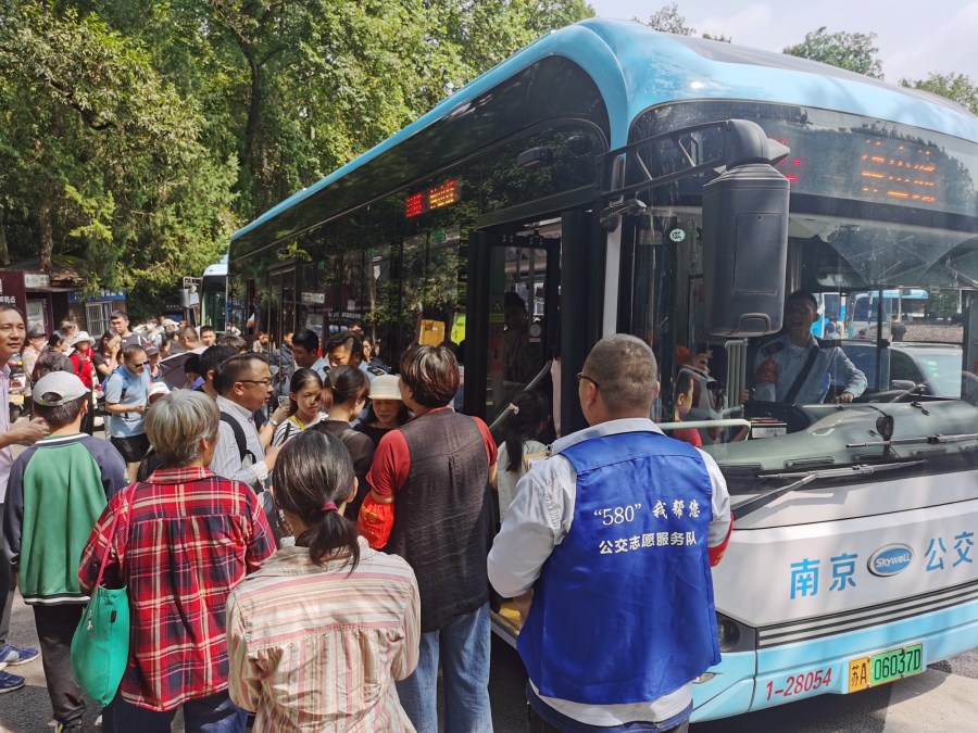 南京时博shibo(中国)“580”我帮您服务队员在站台维持秩序.jpg