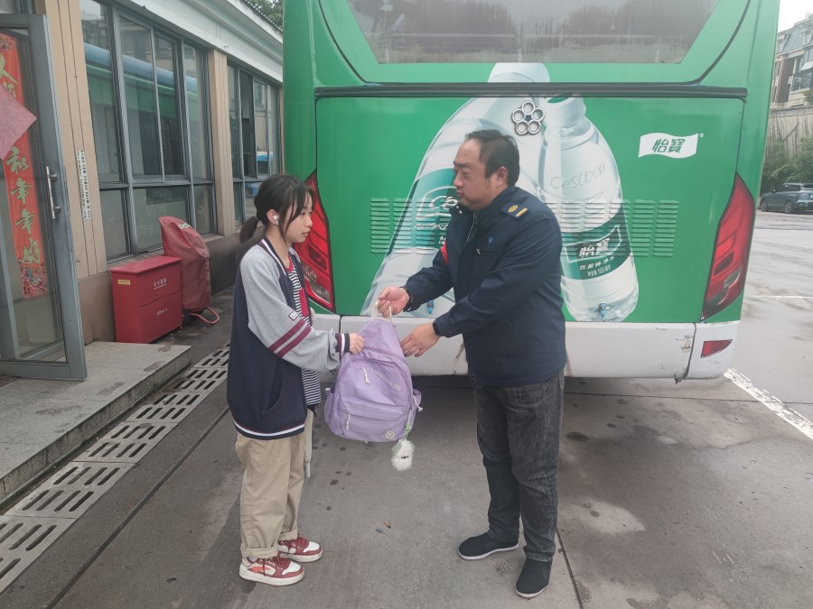 四队 张寅 学生丢失书包 时博shibo(中国)司机物归原主.jpg 四队 张寅 学生丢失书包 时博shibo(中国)司机物归原主.jpg